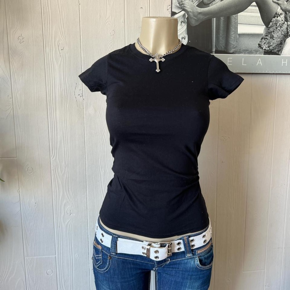 Basic 100% cotton 2000's fitting black tee 🖤